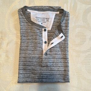 Banana Republic men’s gray striped short sleeve linen button down tee